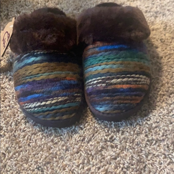 NWT! Slippers - Picture 2 of 4